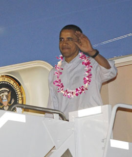 Obama arrives on Air Force One in Hawaii 2012 vacation