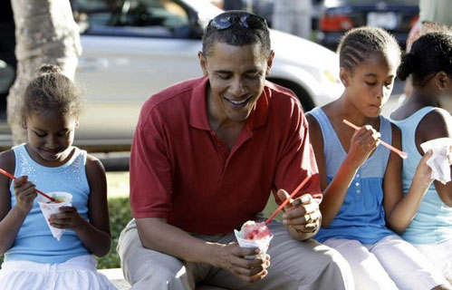 Obama eating shave ice with daughters Malia and Sasha