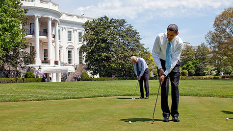 Obama on the White House putting green 