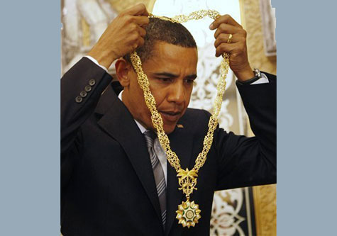 Obama removing gold necklace chain from Saudi King Abdullah