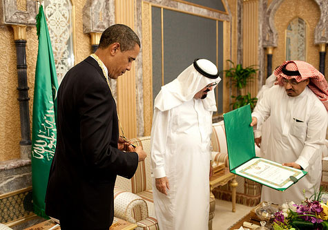 Obama gets gold necklace from Saudi King Abdullah