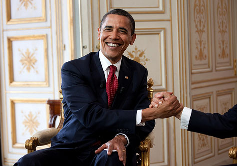 Obama shakes hands with Sarkozy 