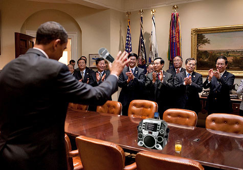 Obama singing karaoke for Japanese tourists