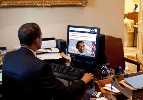 Obama looks at photos on his PC 