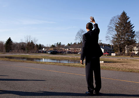 Obama waves to faraway crowd 