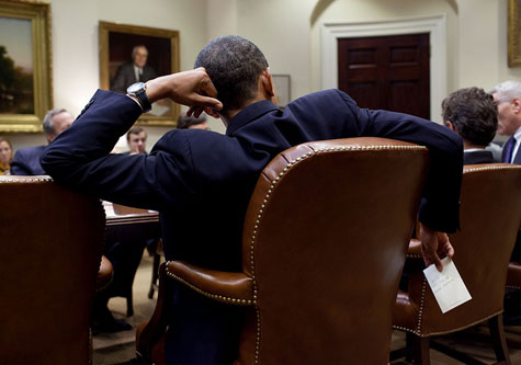 Obama passes a note in a meeting 